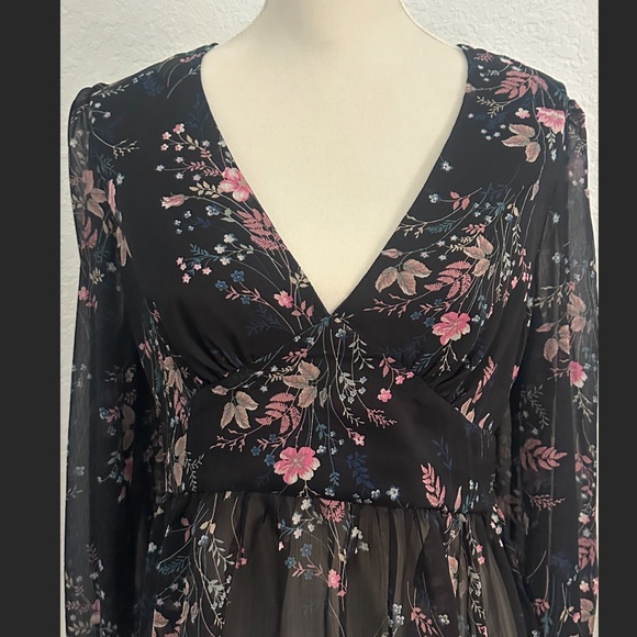 Forever 21 black floral print V-neck peplum blouse with long lantern sleeves - Picture 4 of 5